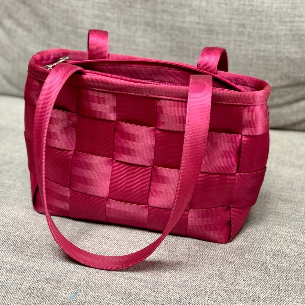 Harvey’s Seatbelt bag in berry/hot pink